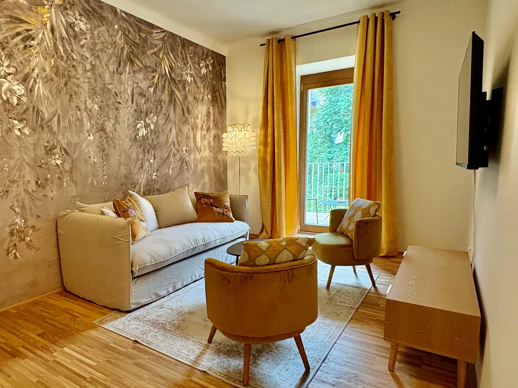 Wohnzimmer mit Kork-Goldwand und Designermöbeln – The Golden One