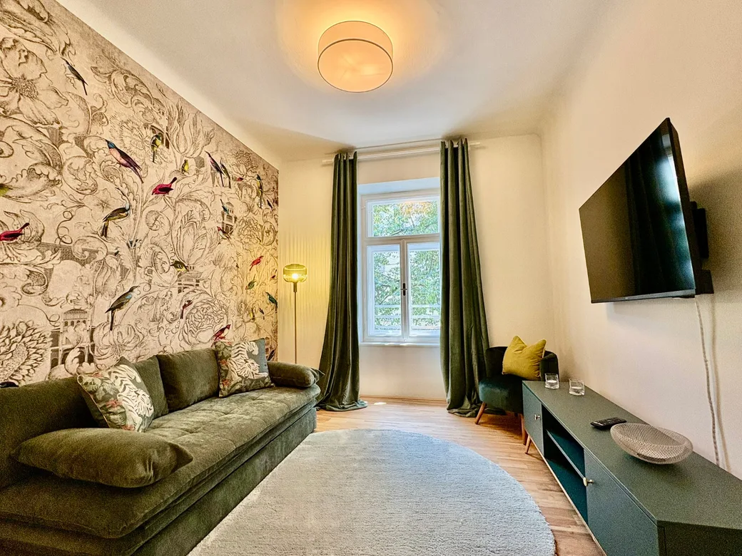 Schlafzimmer mit grünen Vorhängen und Rattan-Schrank – The Green One